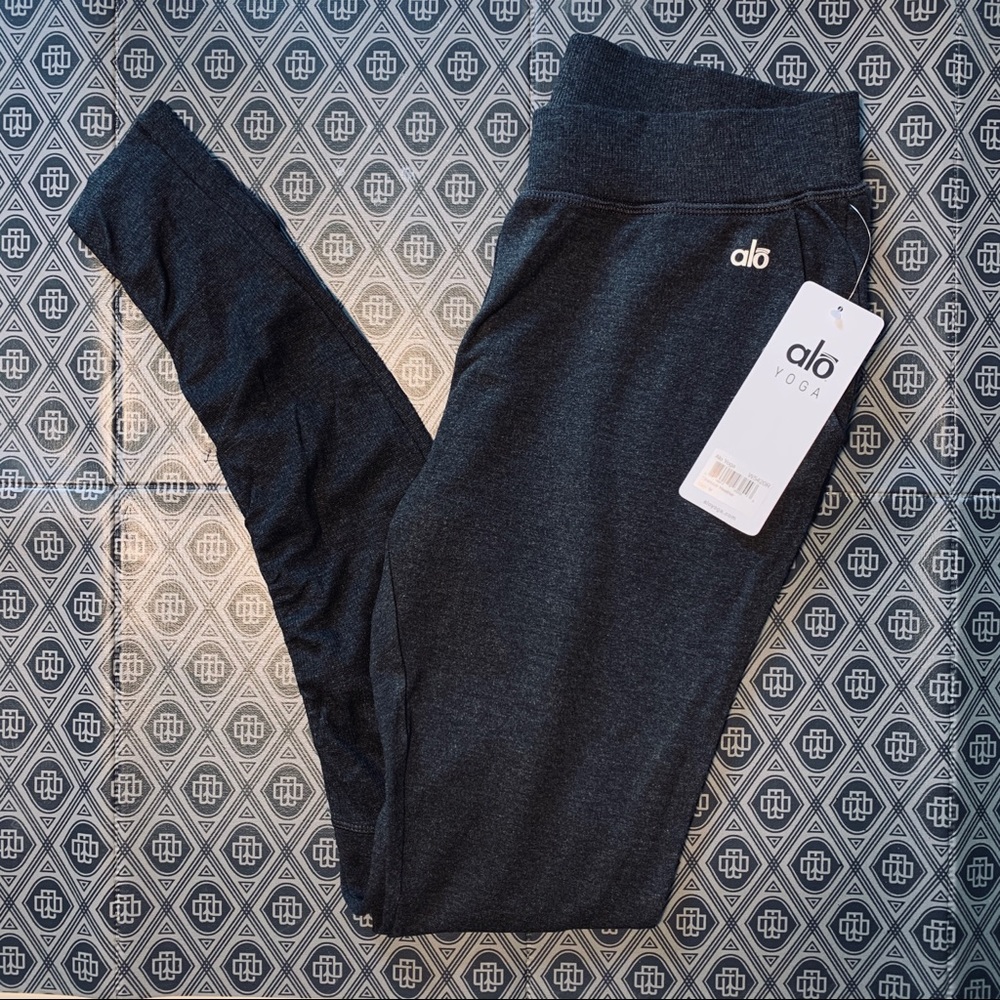 Alo Yoga Women’s Yan Sweat Pant In Charcoal Gray - Picture 2 of 9